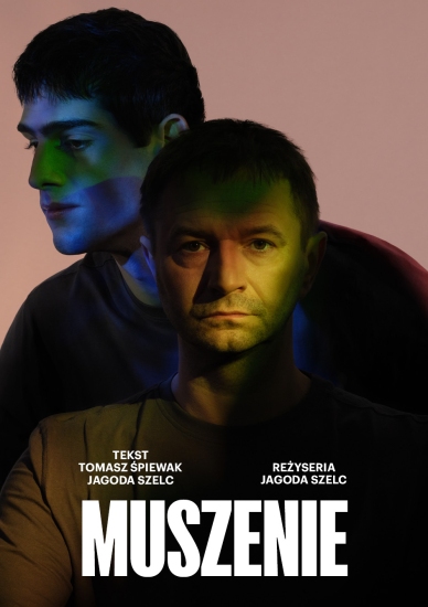 widoczne twarze dwóch mężczyzn, jeden stoi przodem, drugi za nim zwrócony lekko profilem, są oświetleni kolorowymi światłami 