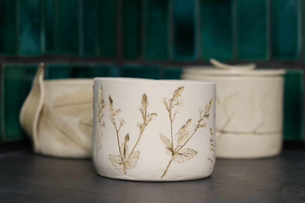 na zdjęciu widoczne ceramiczne pojemniki z pokrywkami