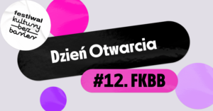 Jasnoszare tło. Naklejki w różnych kolorach. Na nich napisy - Dzień Otwarcia 12. FKBB