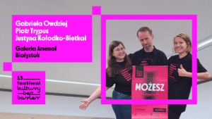 Gabriela, Piotr i Justyna z Galerii Arsenał, trzymają plakat festiwalu, ubrani są w koszulki festiwalowe. Logotyp Festiwalu Kultury bez Barier.