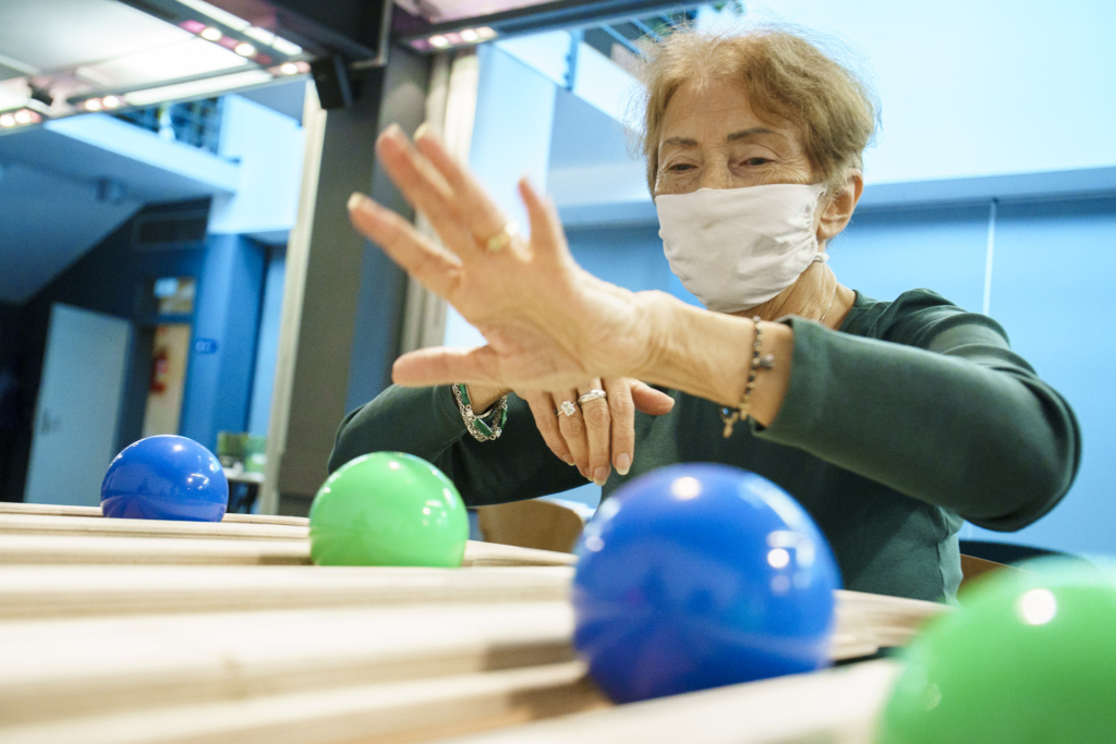 Pani ćwiczy na tablicy do żonglowania. Fot. Marcin Kościelny