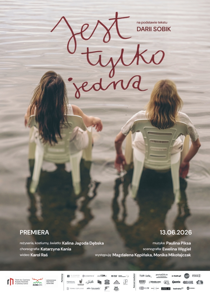 Plakat przedstawiający dwie kobiety siedzące na białych, plastikowych krzesłach tyłem do osoby robiącej zdjęcie. Krzesła stoją w wodzie.