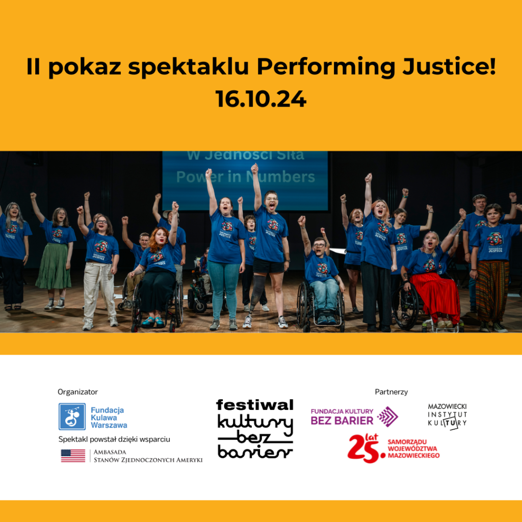 Zdjęcie pochodzi z archiwum projektu Performing Justice. Przedstawia 19 osób stojących na drewnianej scenie teatralnej, za nimi w tle widać duży ekran. Są to osoby młode, część z nich porusza się na wózkach, część ma protezy, inni mają niepełnosprawność wzroku, są w spektrum autyzmu lub mają adhd. Kazda z tych osób ma na sobie niebieską koszulkę z logotypem projektu Performing Justice, poza tym są różnego wzrostu, a reszta ich ubioru tworzy mieszankę kolorów od bieli, czy czerwieni po czerń. Stoją razem, w grupie i każdy z nich wyciąga w górę rękę w geście, który ma obrazować moc. Za nimi na niebieskim tle ekranu widnieje napis 