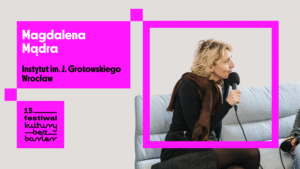 Magdalena Mądra z mikrofonem w trakcie nagrywania podcastu. Logotyp Festiwalu Kultury bez Barier.