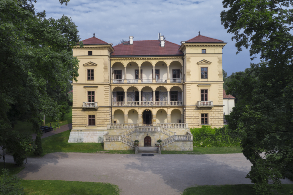 Zdjecie przedstawia budynek Willi Decjusza od strony frontowej.