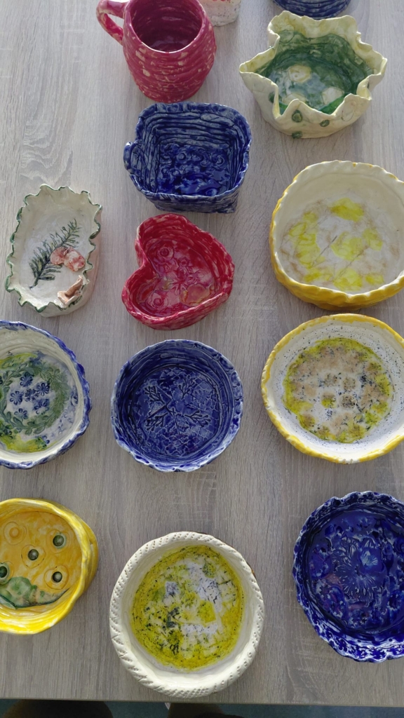 Kolorowe, ozdobione miseczki, kubek, szkatułki ceramiczne.