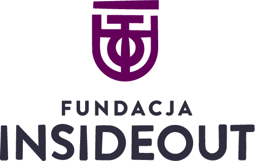 Logo: fioletowy kształt herbu, w nim ukryte litery tworzące nazwę fundacji, na dole napis Fundacja Inside Out