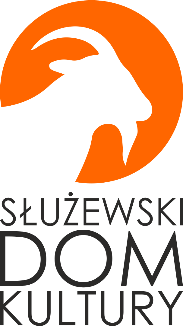 Białe tło, czarny napis:  SŁUŻEWSKI DOM KULTURY, nad nim znajduje się pomarańczowy profil głowy kozy, która jest symbolem domu kultury.   